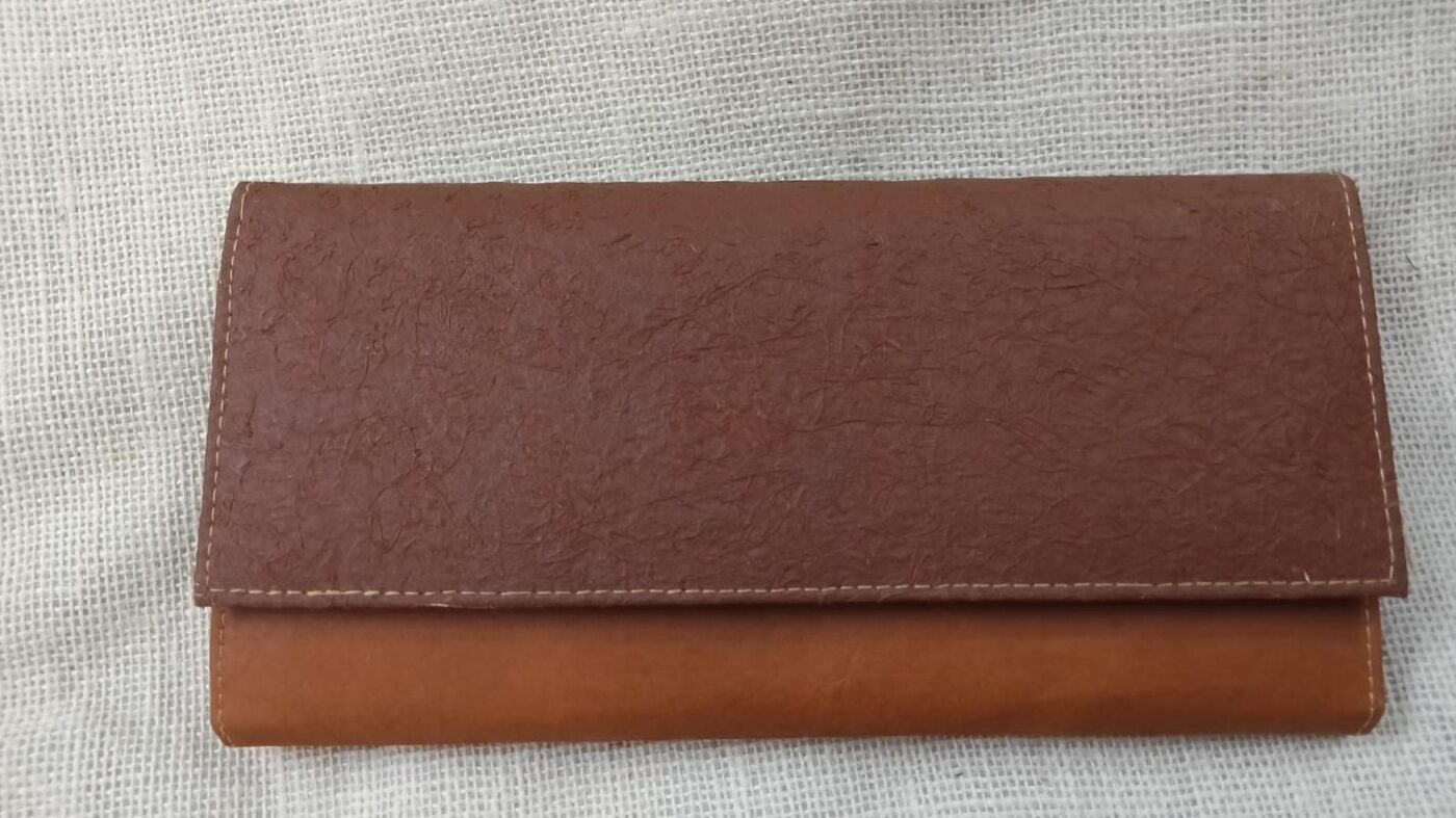 Clutch in areca vegan leather